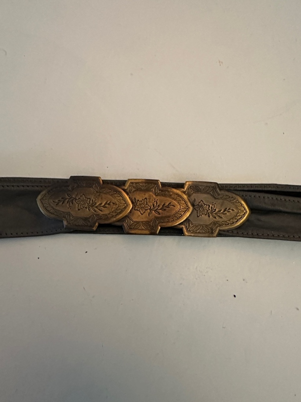 VINTAGE GRAY LEATHER BELT EMBOSSED BRASS BUCKLE - Picture 5 of 6